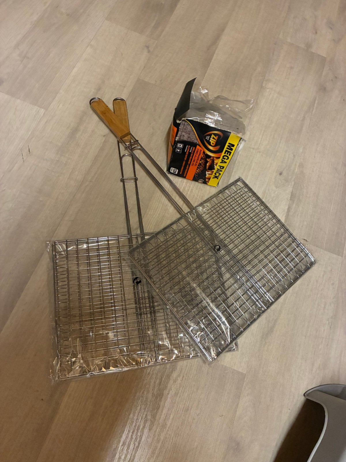2 bbq roosters en doos aanmaakblokjes, Ophalen, Nieuw