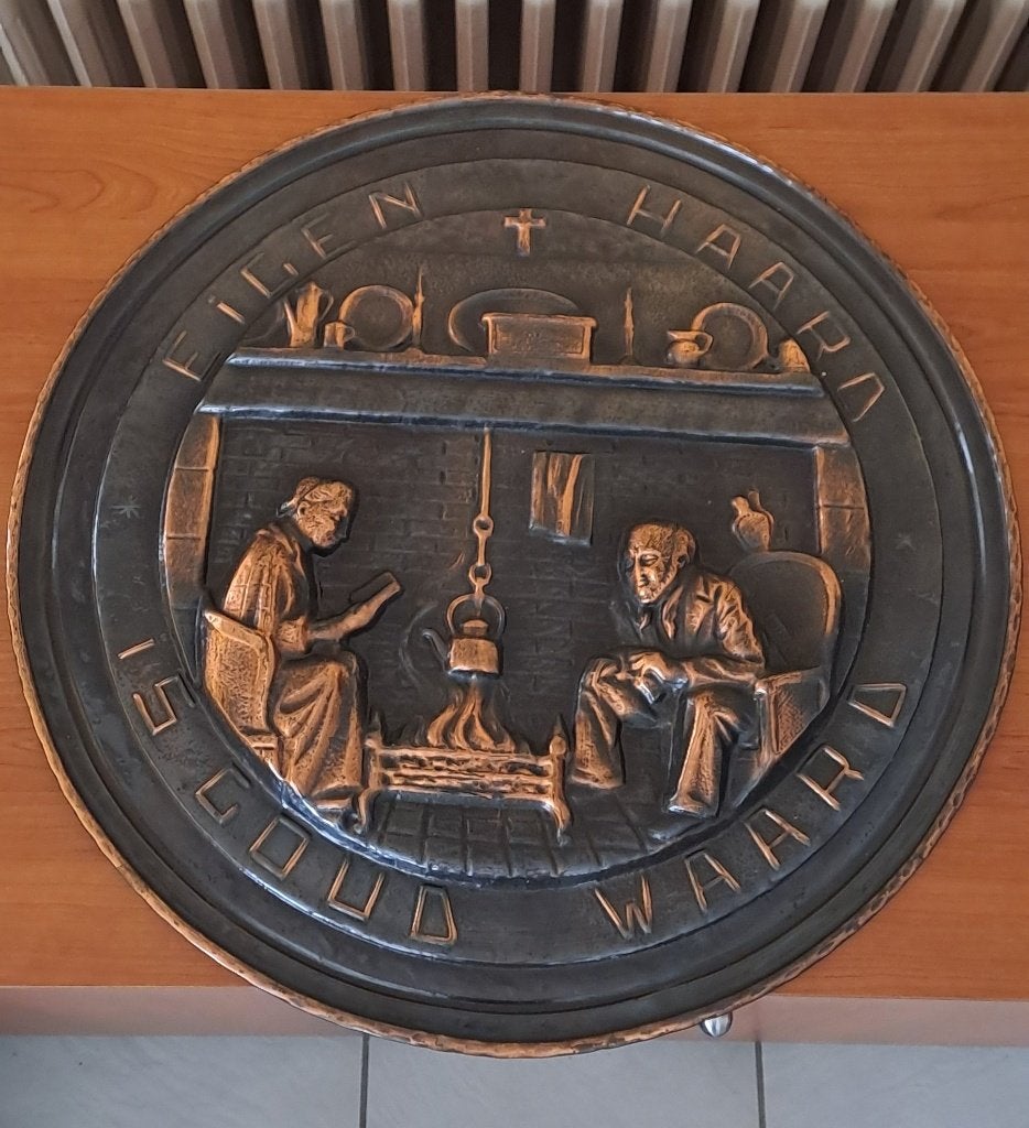 Oude koperen muurplaat "Eigen Haard is Goud Waard", Ophalen, Koper