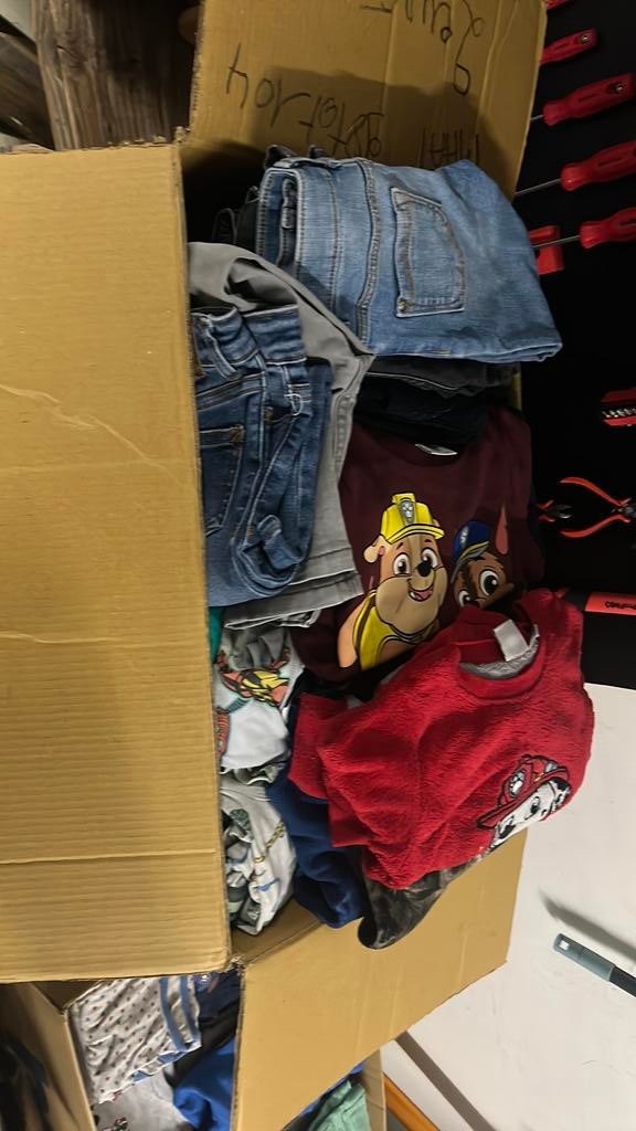 1 volle doos 96 st kinder kleding jongens, Ophalen, Zo goed als nieuw, Maat 104