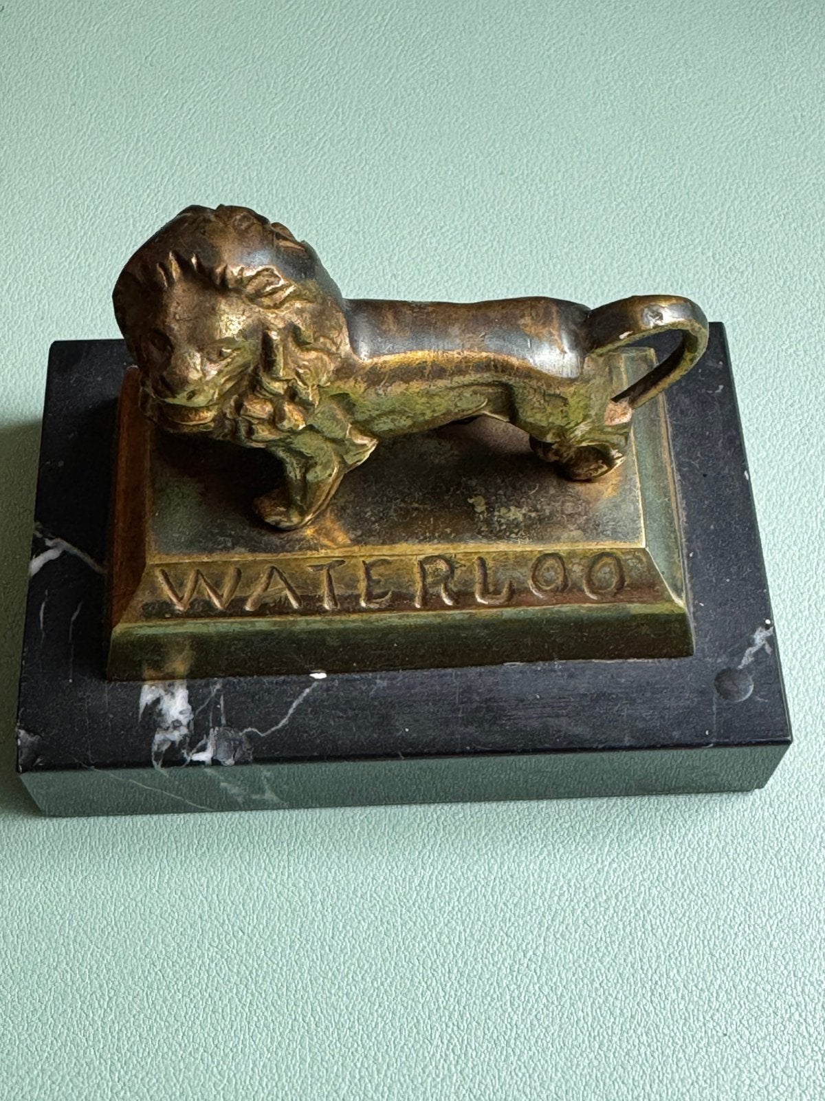 Ancient Waterloo Lion Papiergewicht in brons en zwart marmer, Antiek en Kunst, Ophalen of Verzenden, Brons