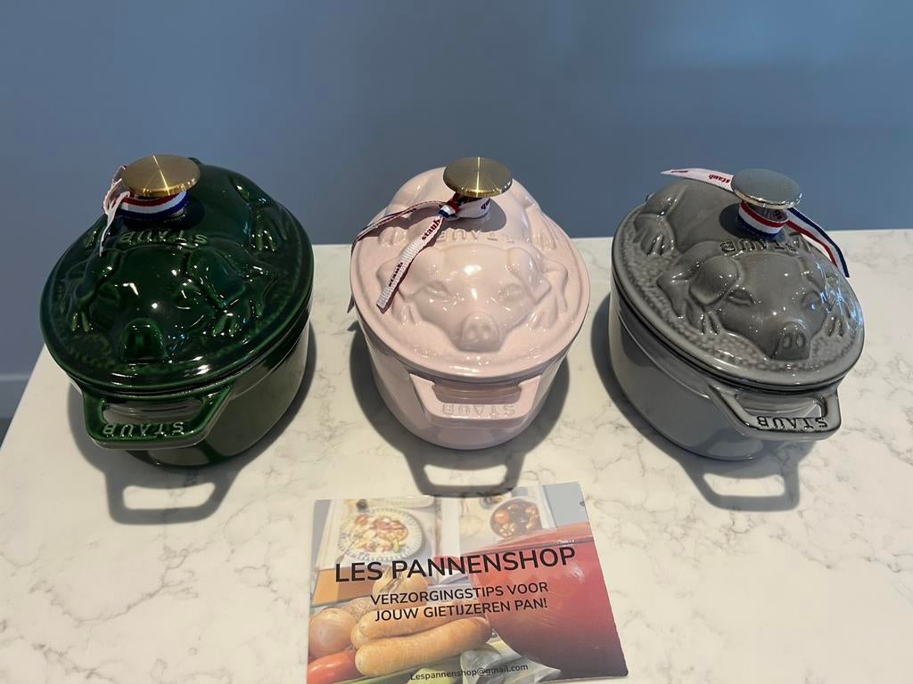 Rare coffret Staub « Pig Cocotte », 3 couleurs, nouveau !, Enlèvement ou Envoi, Neuf, Fonte, Plaque céramique
