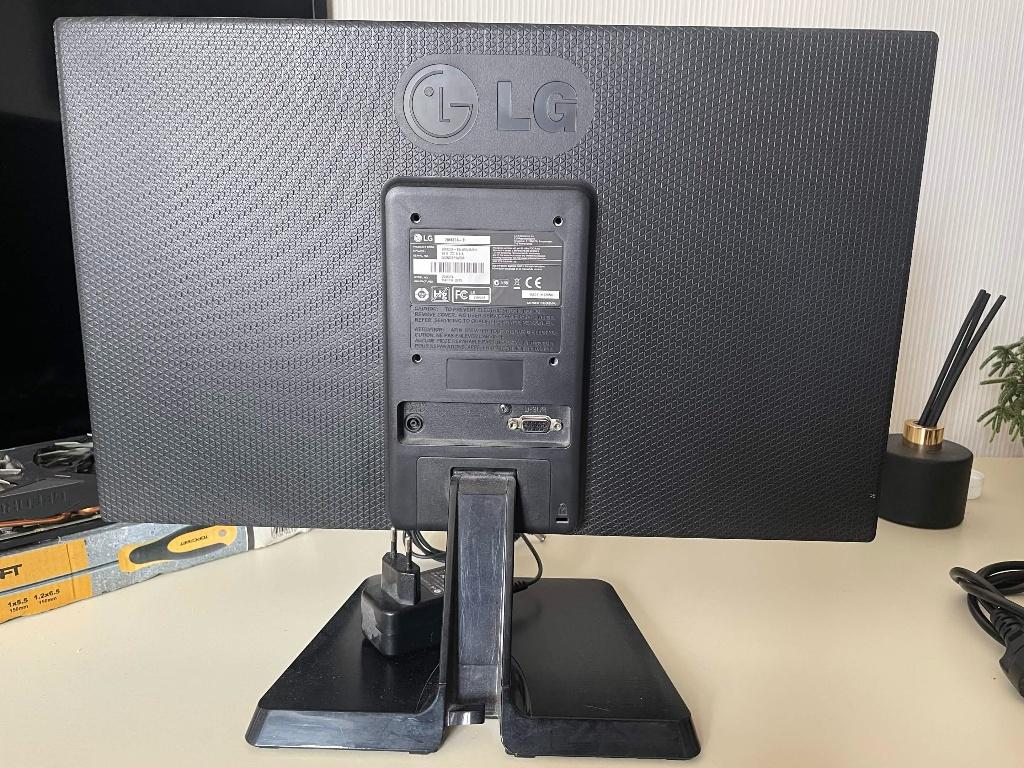 LG HD Plus - Deux écrans (identiques), LCD, Enlèvement, Utilisé, LG