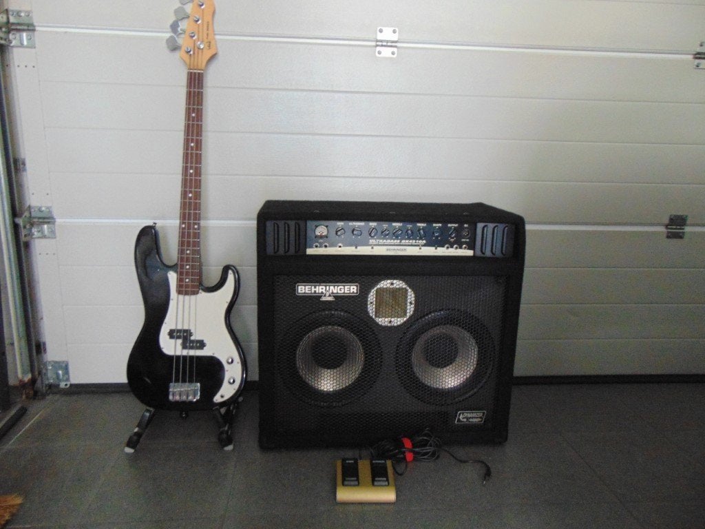 VGS basgitaar + Ultrabass Amp Behringer BX4210A + pedaal ., Muziek en Instrumenten, Snaarinstrumenten | Gitaren | Bas, Ophalen