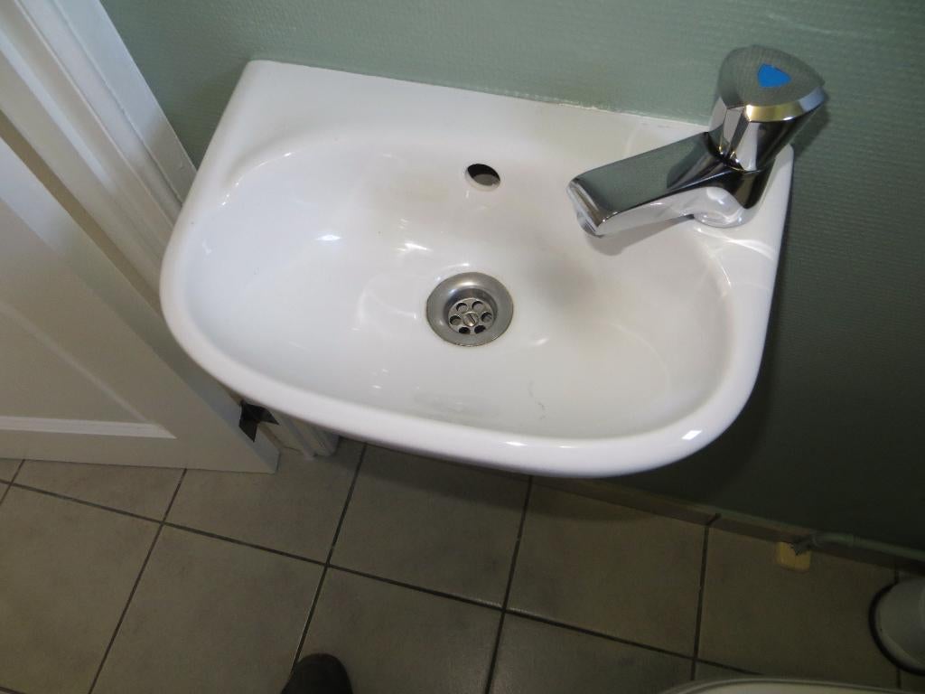 Klein wasbakje / handenwasser met kraan en afvoer, Ophalen, Zo goed als nieuw, Chroom, Kraan