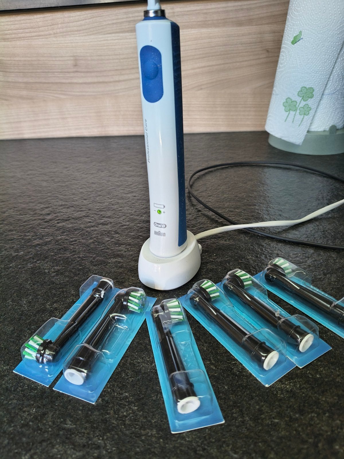 Elektrische tandenborstel Oral-B werkt nog prima met 6nieuwe, Handtassen en Accessoires, Uiterlijk | Mondverzorging, Ophalen, Tandenborstel