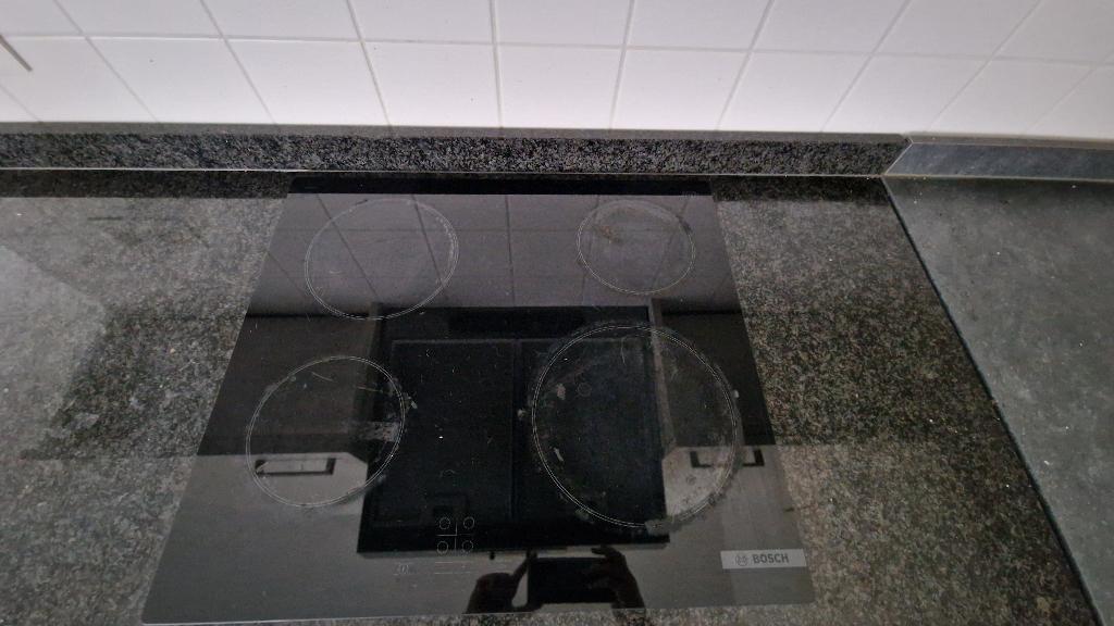 La plaque vitrocéramique Bosch est toujours sous garantie !, Electroménager, Tables de cuisson, 4 zones de cuisson, Enlèvement