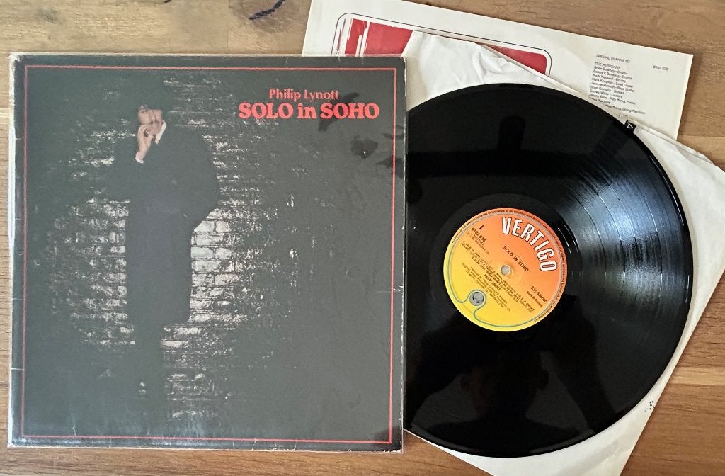 PHILIP LYNOTT (THIN LIZZY) - Solo in Soho (LP ; EX/EX), CD & DVD, Enlèvement ou Envoi, Comme neuf, Rock classique, Avec insert