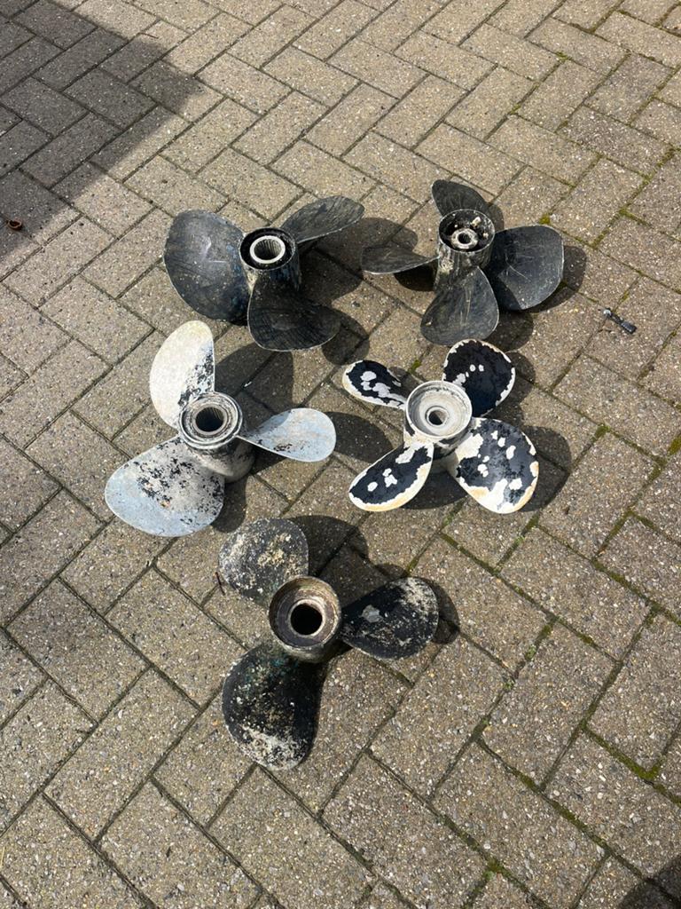 2,5 Sets duoprop schroeven volvo penta, Ophalen, Zo goed als nieuw