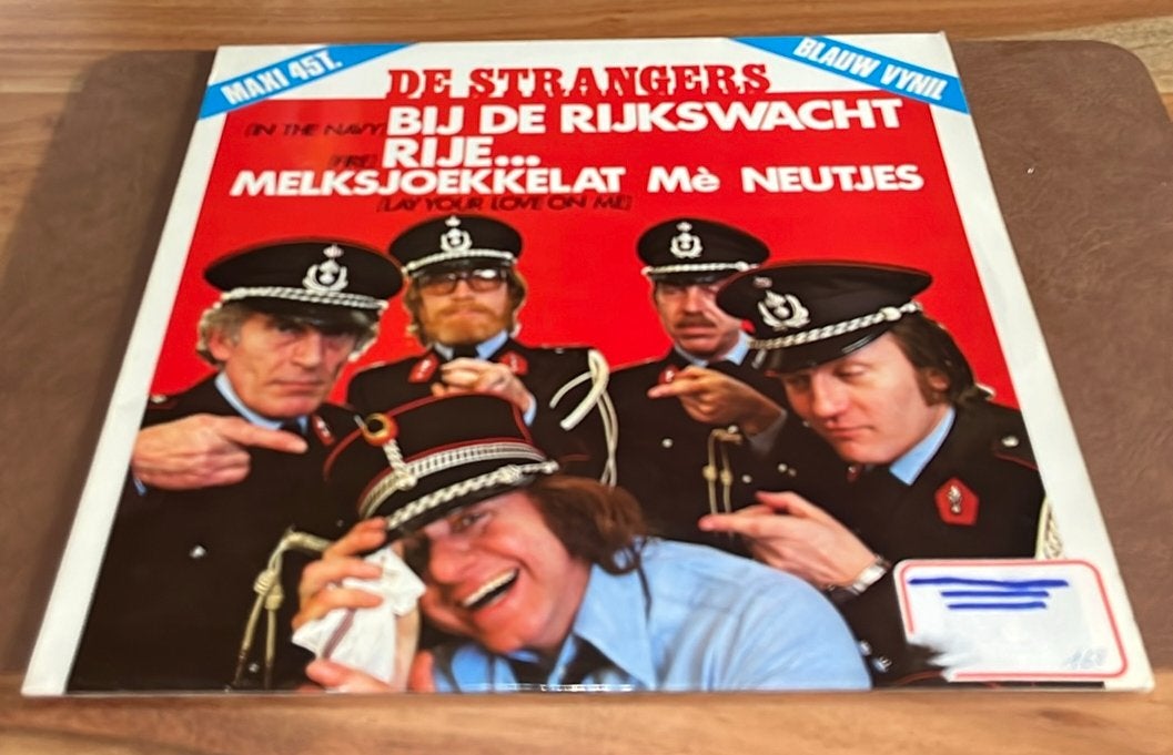 De Strangers ‎– Bij De Rijkswacht - BLAUW vinyl - Maxi 45t., CD & DVD, Vinyles | Néerlandophone, Enlèvement ou Envoi, Utilisé
