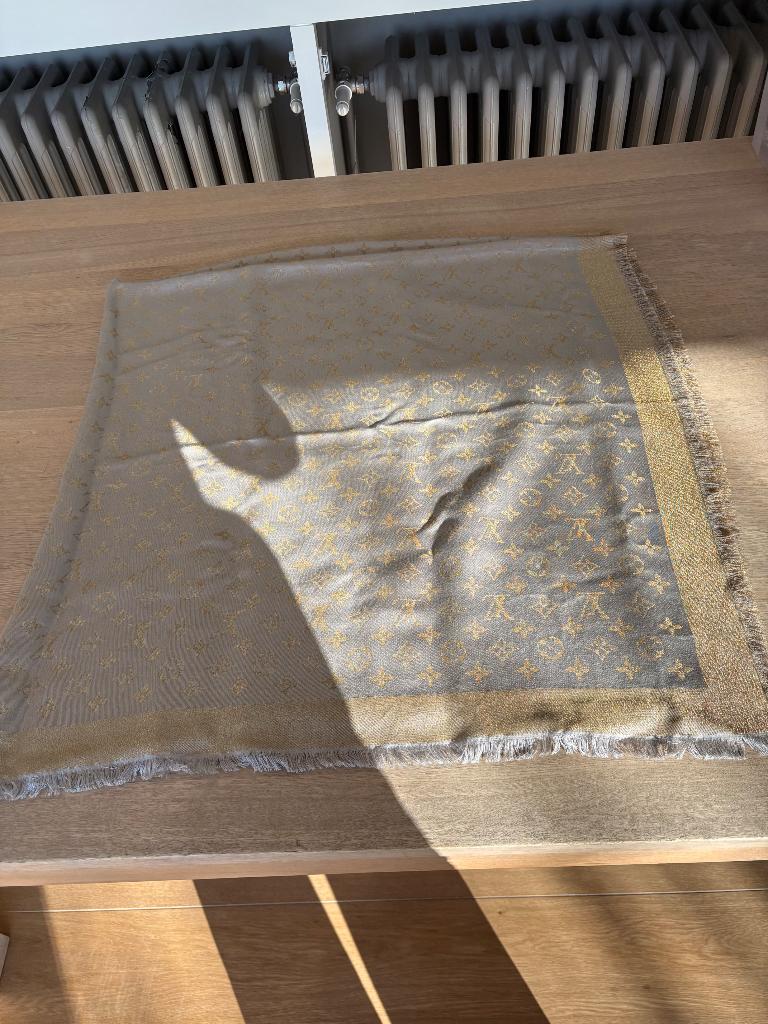 Zijden sjaal LV, Ophalen, Sjaal