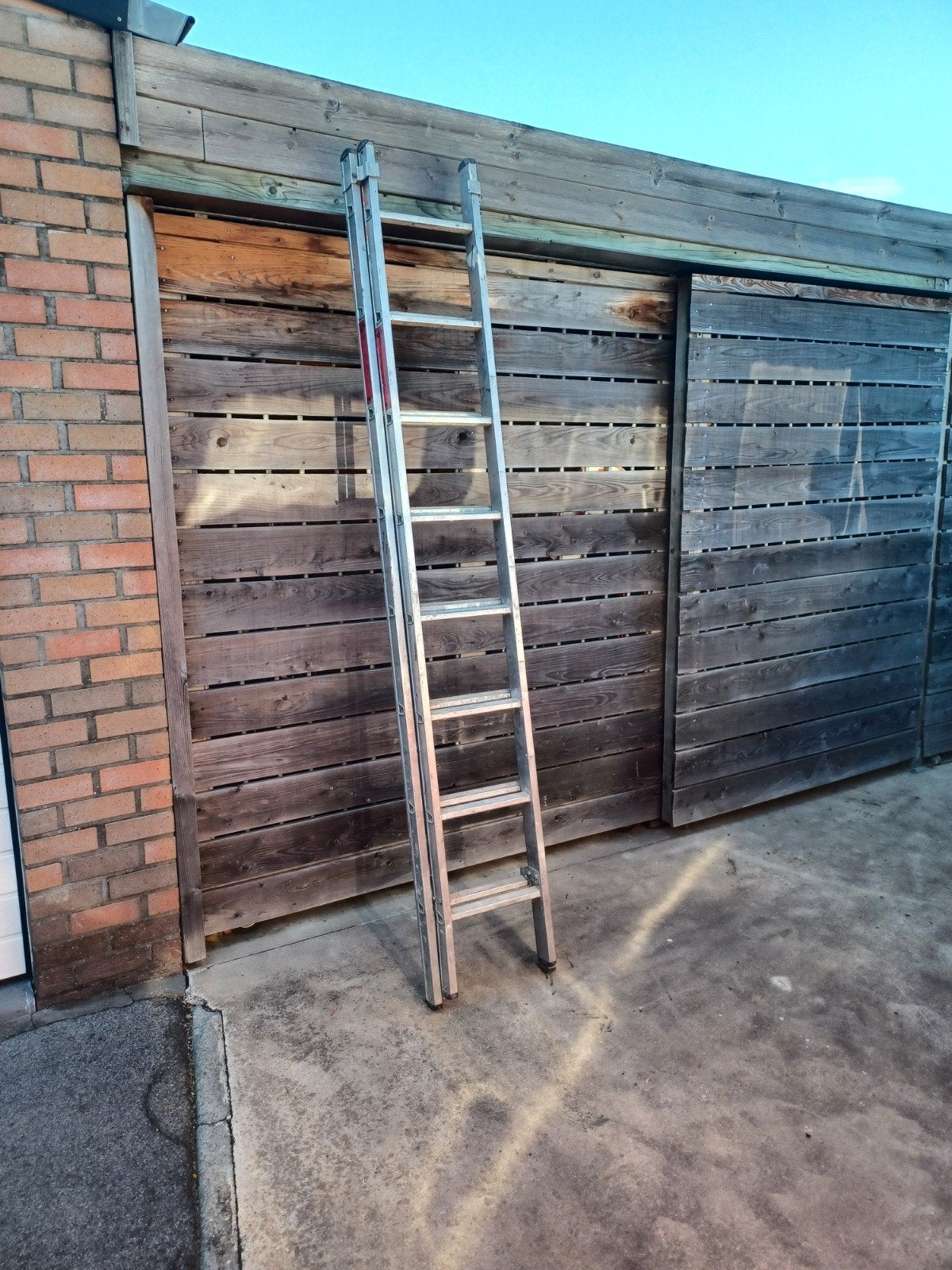 Ladder alu solide 2x8treden uitschuifbaar 4.80 hoog pr105eur, Doe-het-zelf en Bouw, Ladders en Trappen, Ophalen, Ladder
