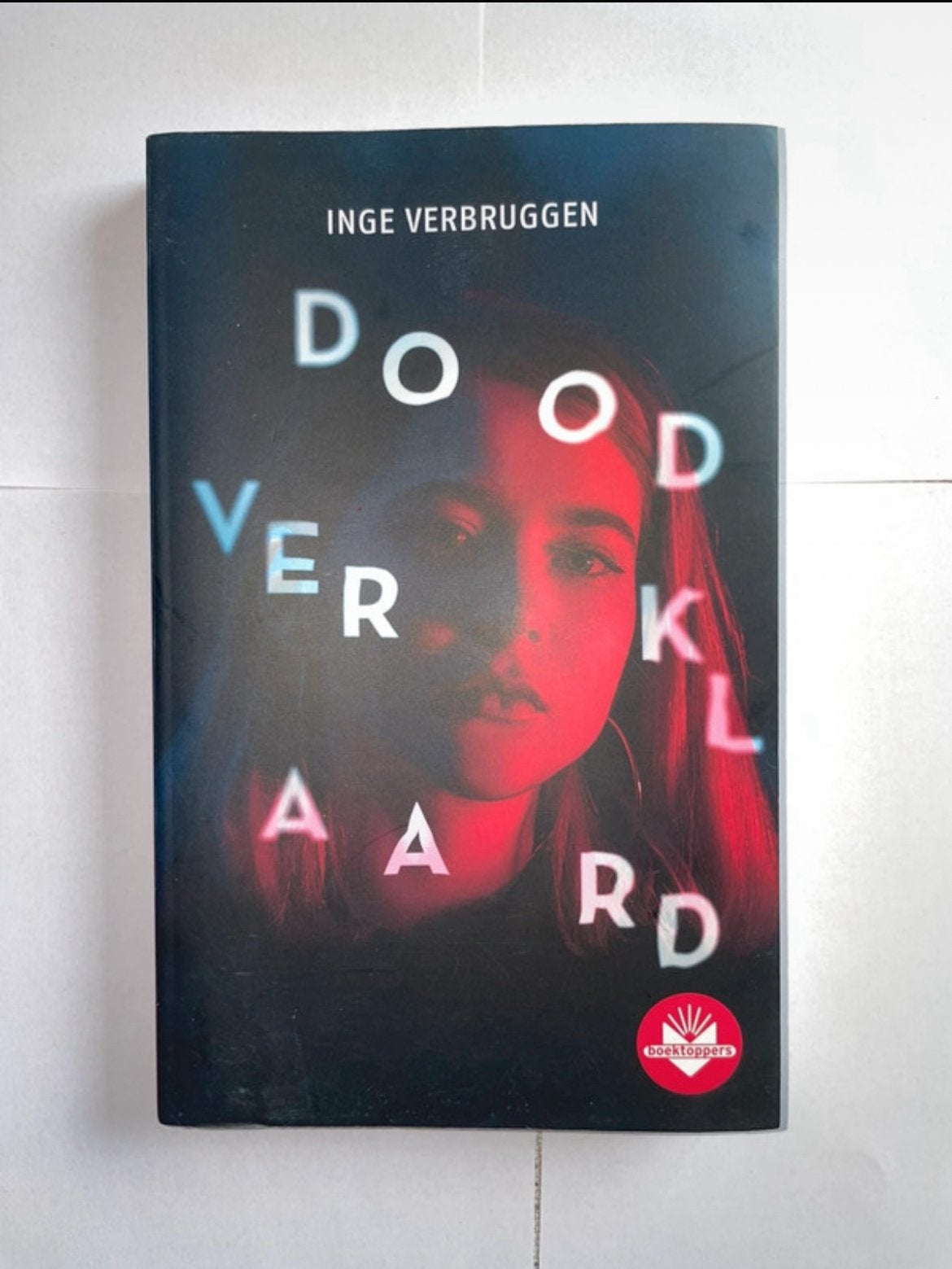 Boek Doodverklaard - Inge Verbruggen, CD & DVD, DVD | Science-Fiction & Fantasy, Envoi, Comme neuf