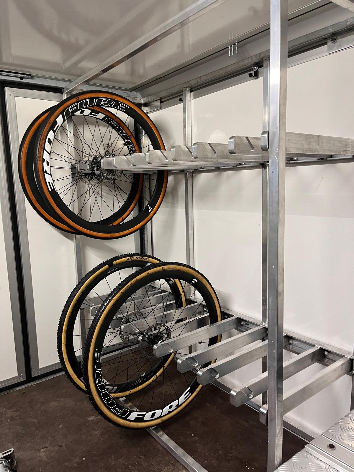 Zelfdragend wielenrek voor 10 wielsets, Ophalen, Zo goed als nieuw, Aluminium