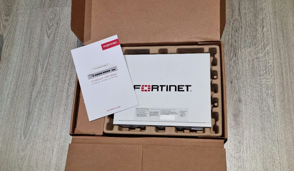 Fortinet switch FortiSwitch FS-108F-FPOE, Computers en Software, Netwerk switches, Ophalen of Verzenden, Nieuw