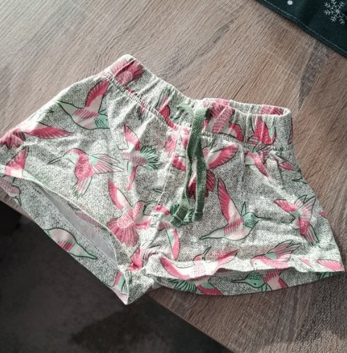 Hema short met kolibri's 86/92, Kinderen en Baby's, Babykleding | Maat 86, Broekje, Meisje, Ophalen of Verzenden, Zo goed als nieuw