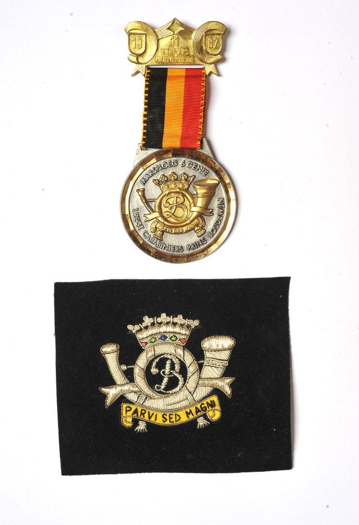 Karabiniers Prins Boudewijn - patch + medaille, Verzamelen, Militaria | Algemeen, Verzenden, Landmacht, Embleem of Badge