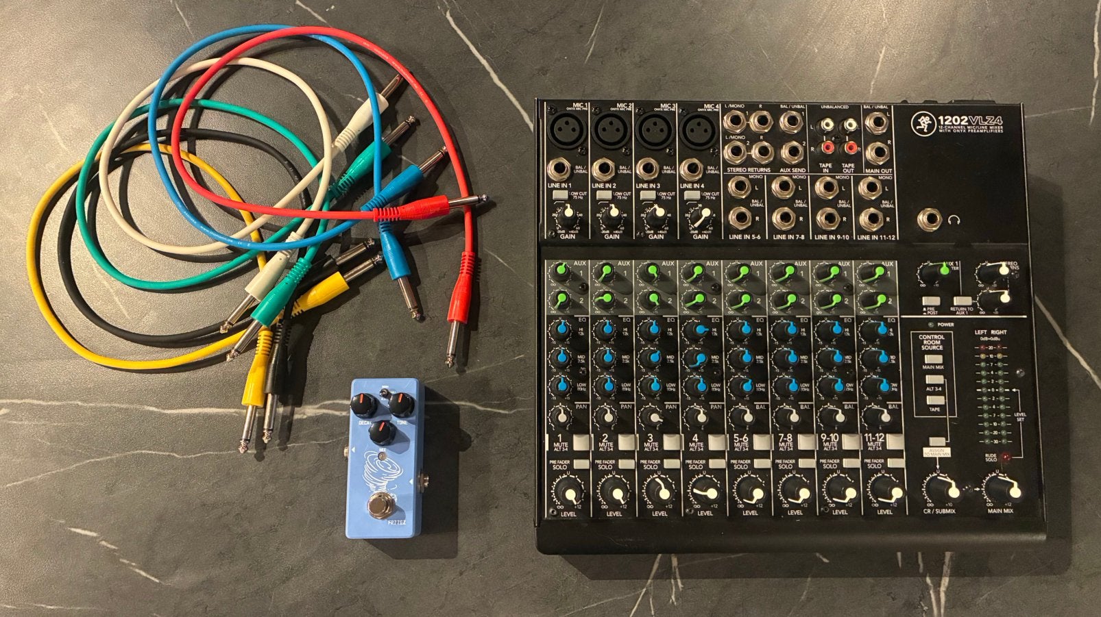 Mackie 1202VLZ4 + Reverb pedal and patch cables, Musique & Instruments, Enlèvement ou Envoi, Comme neuf, 10 à 20 canaux