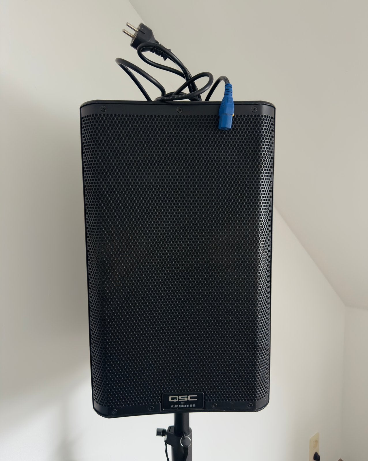 QSC K10.2 + statief, Muziek en Instrumenten, Ophalen, Zo goed als nieuw