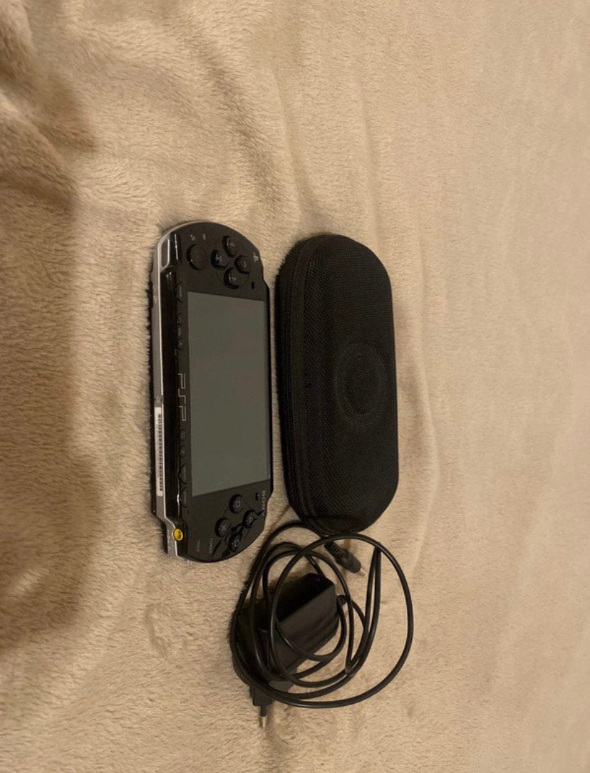Psp 100+ games [modde] + lader + opbergtasje, Games en Spelcomputers, Spelcomputers | Sony PSP, Met games, Verzenden, Zwart, Zo goed als nieuw
