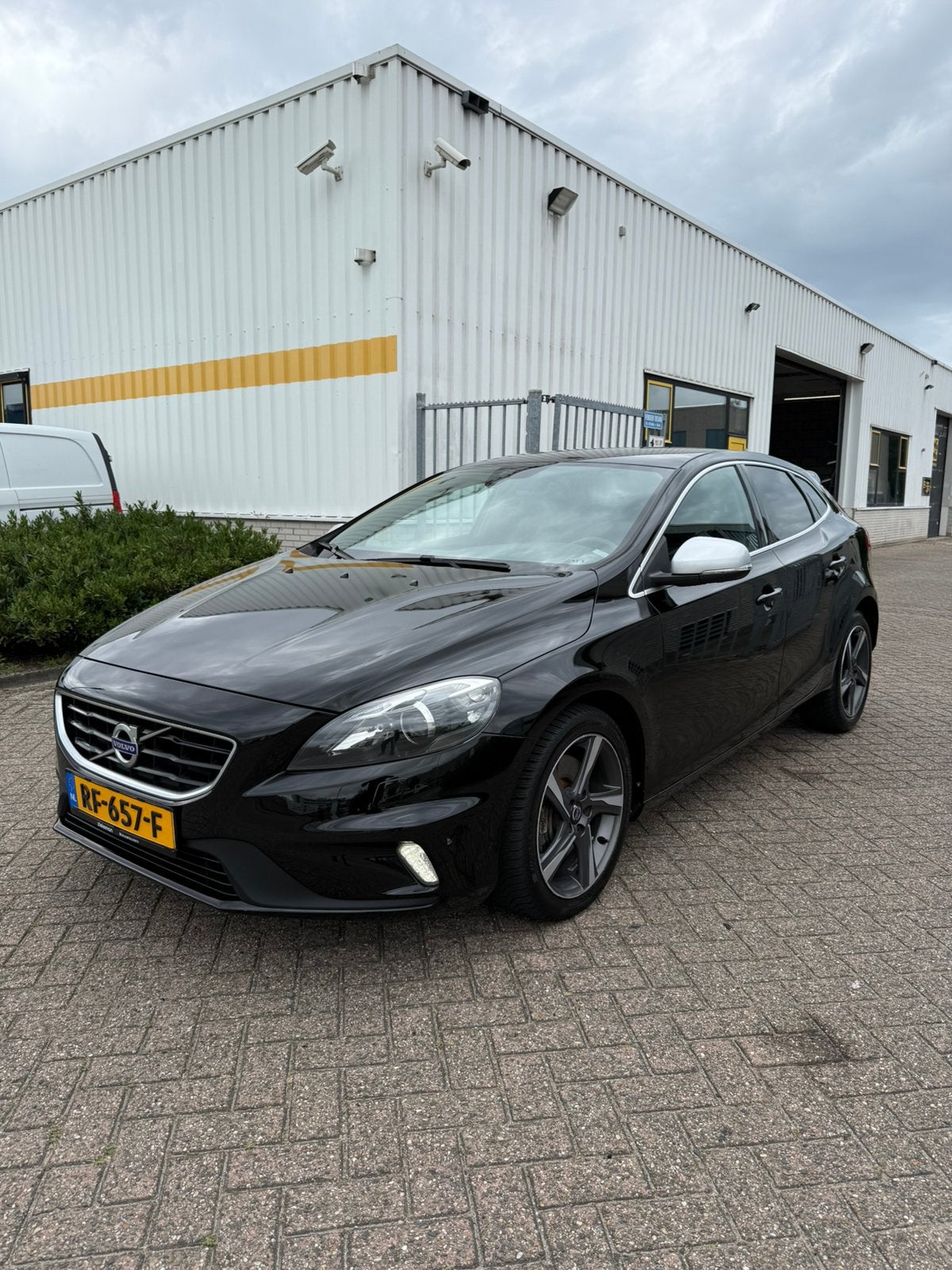 Volvo V40 2.0 D4 Geartronic 2016 noire R-DESIGN, Autos, Volvo, Particulier, V40, ABS, Airbags, Air conditionné, Alarme, Climatisation automatique