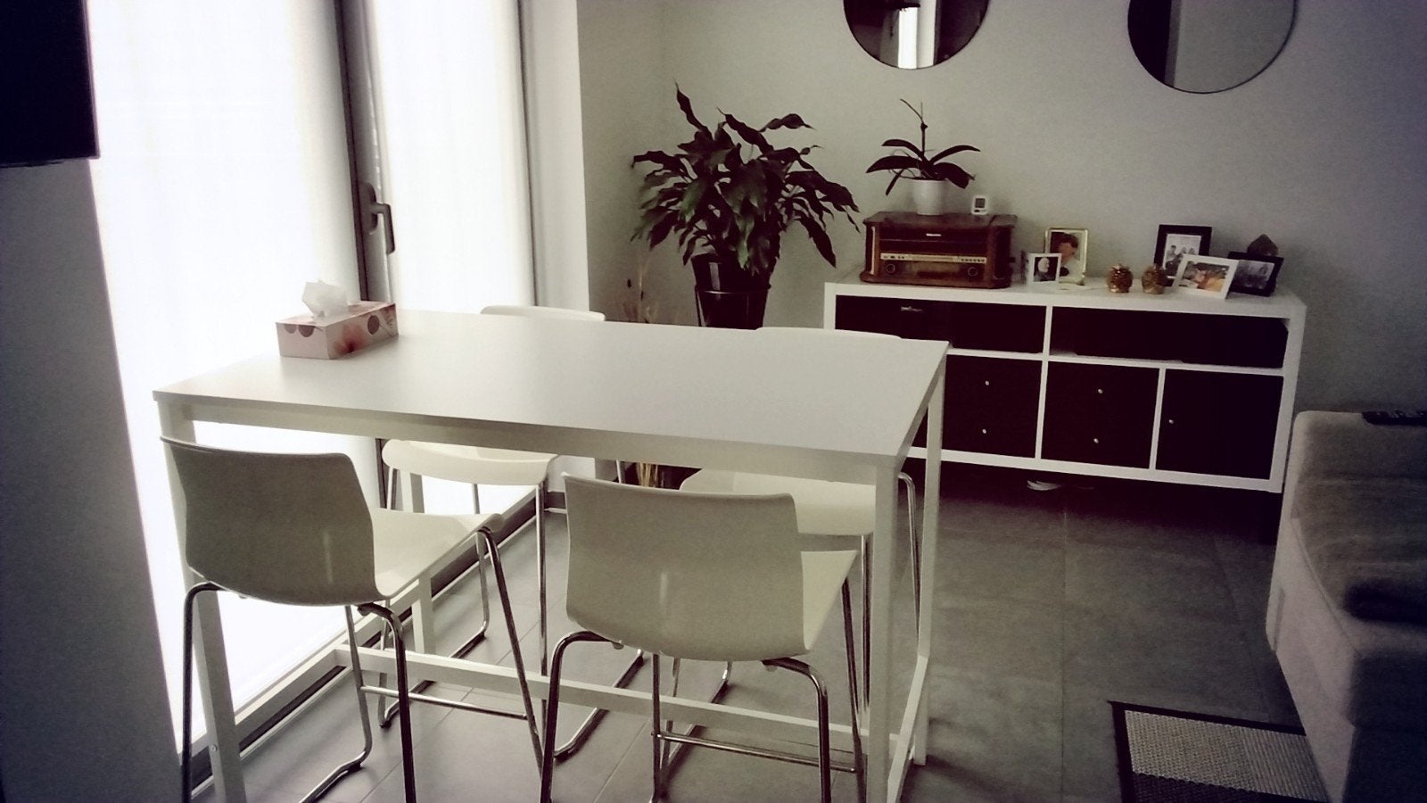 hoge witte bartafel met 4 krukken afmetingen l:1.25 b:75 h92, Ophalen
