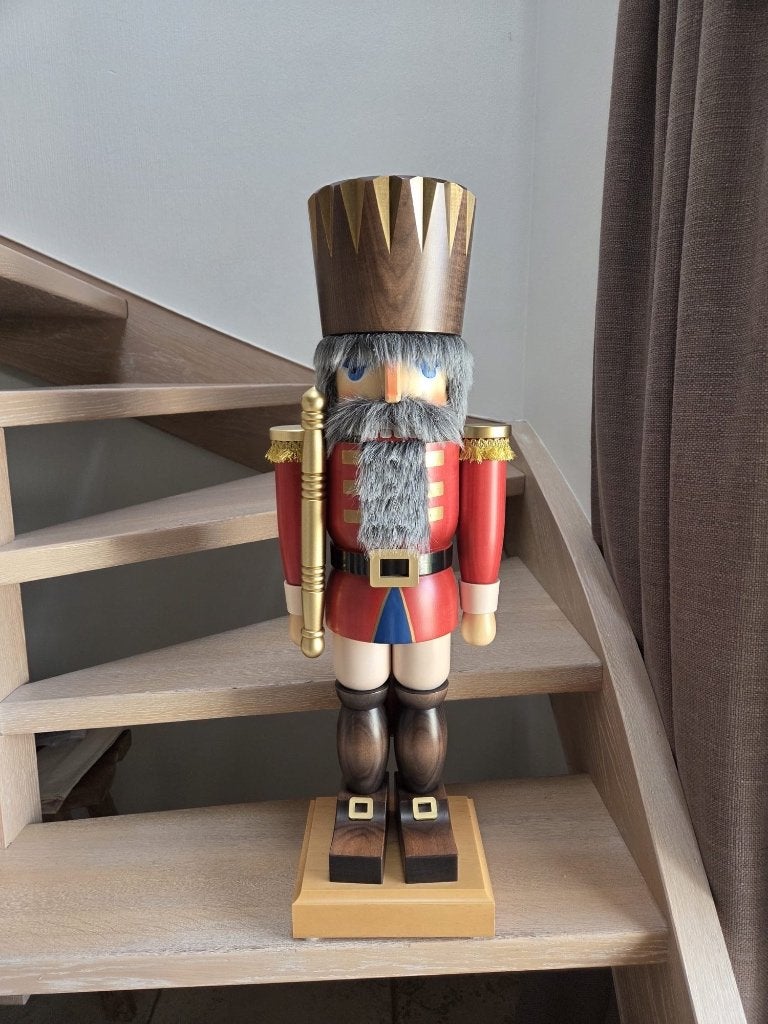 Grote houten notenkraker, Ophalen