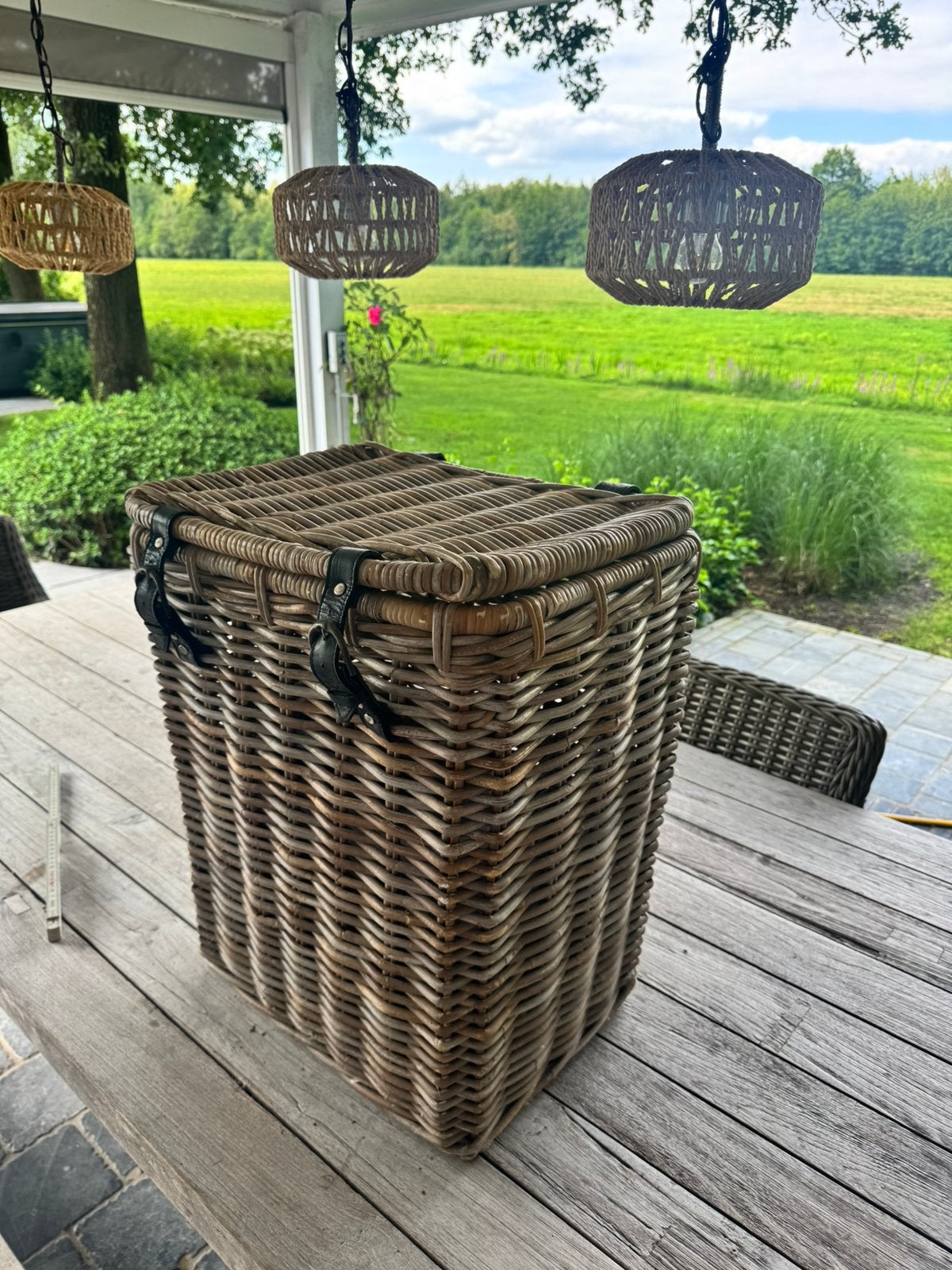 Rotan mand hoog met sloten, Ophalen, Gebruikt