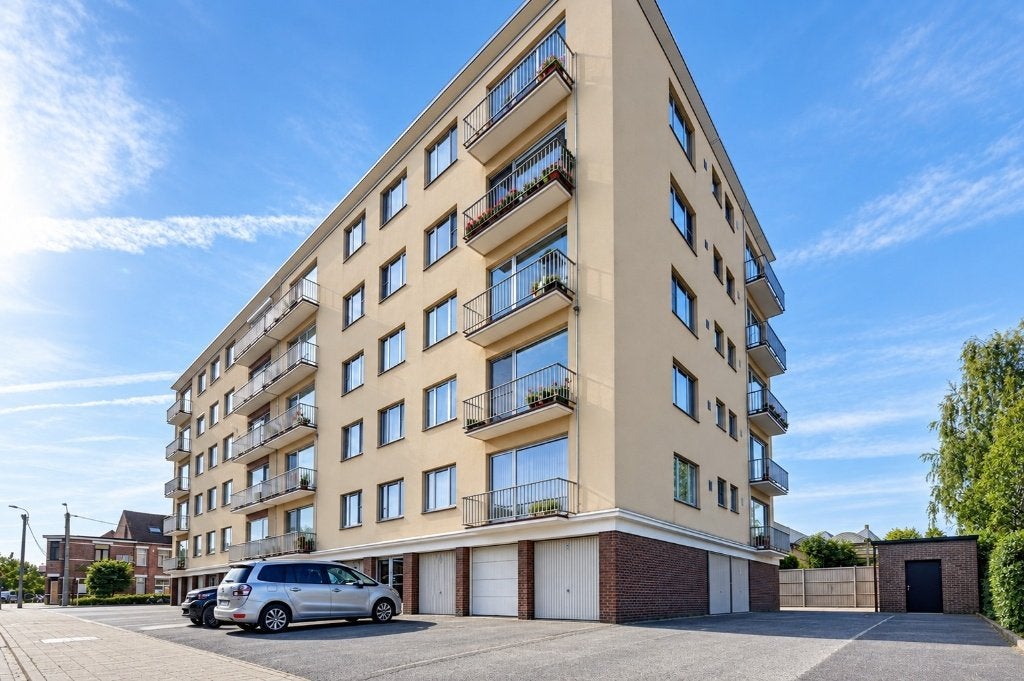 Lichtrijk en verzorgd wonen met terras en dubbele garage, Immo, Harelbeke, Appartement, 290 UC, Tot 200 m²