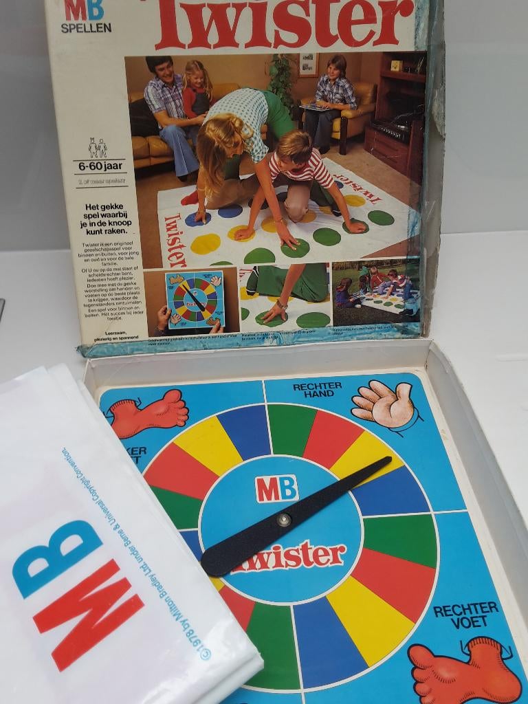 Partyspel Twister, 2 of meer spelers, MB, + 1 gratis promo, Ophalen of Verzenden, Gebruikt, MB spelen