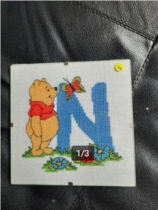 broderie encadrée (verre) Winnie l'ourson - lettre, Enlèvement ou Envoi, Comme neuf, Broderies à la main, Pièce ou Accessoires