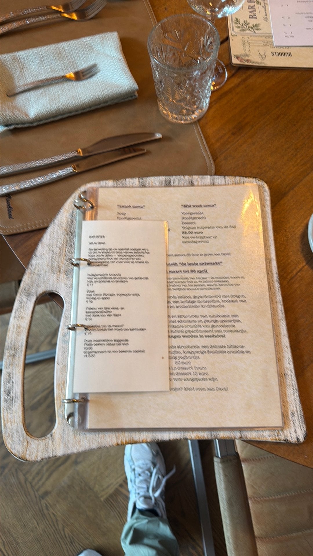Menukaart in snijplank, Ophalen