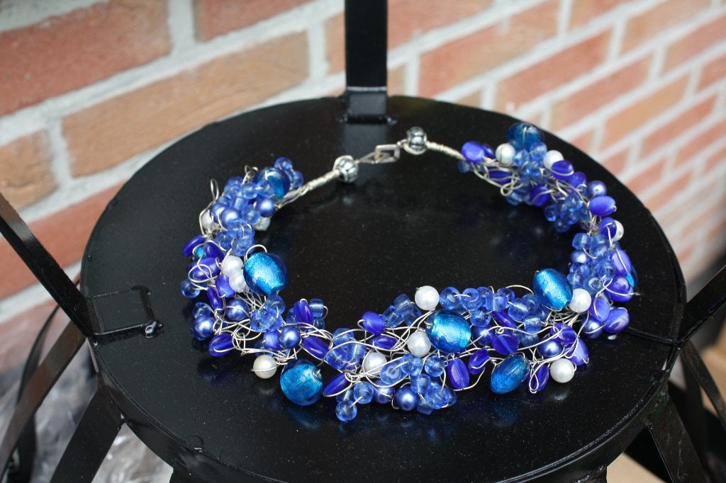 Collier bleu festif, Bijoux, Sacs & Beauté, Colliers, Enlèvement, Comme neuf, Bleu
