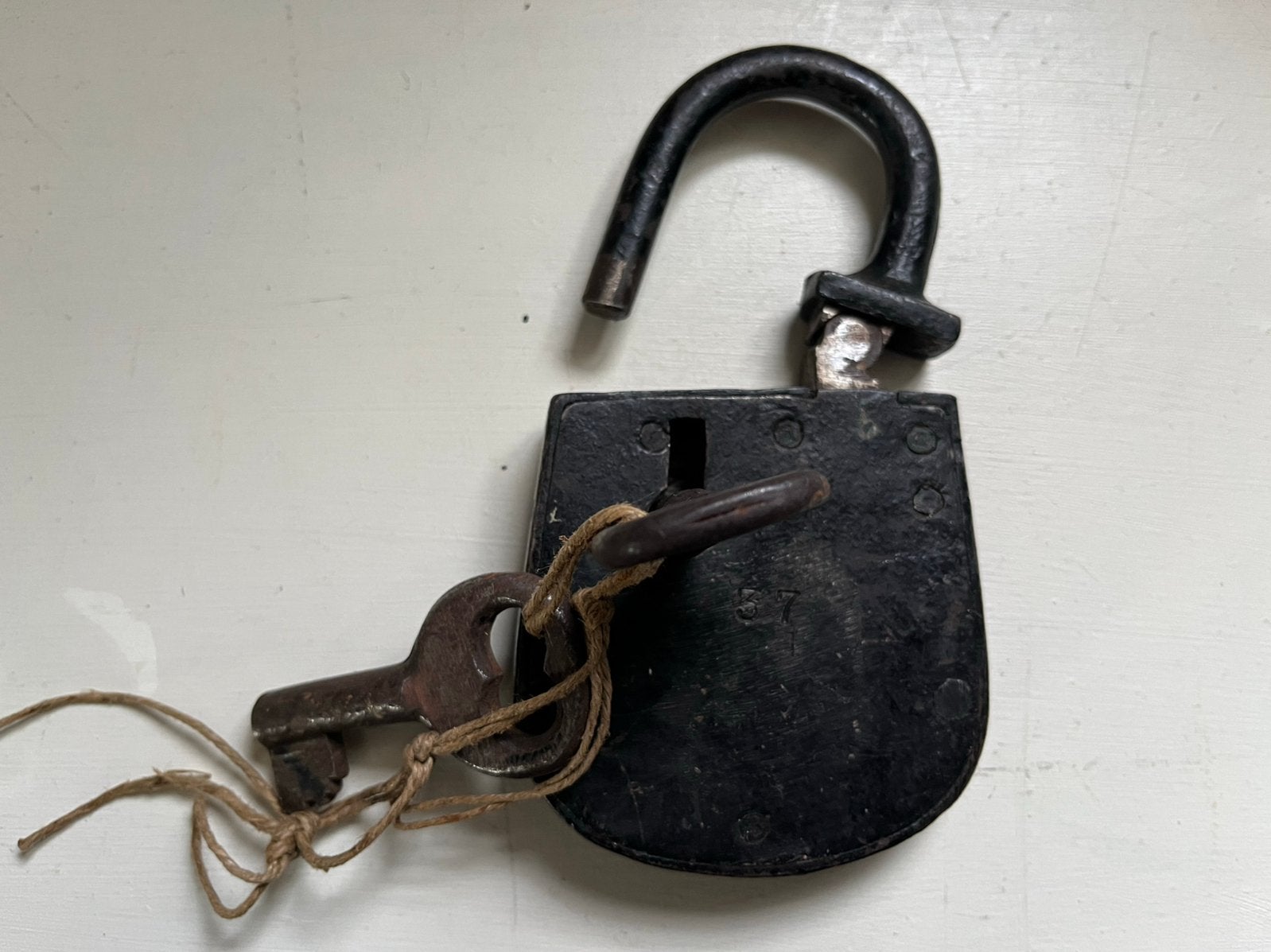 Antiek hangslot met 2 sleutels, Ophalen of Verzenden