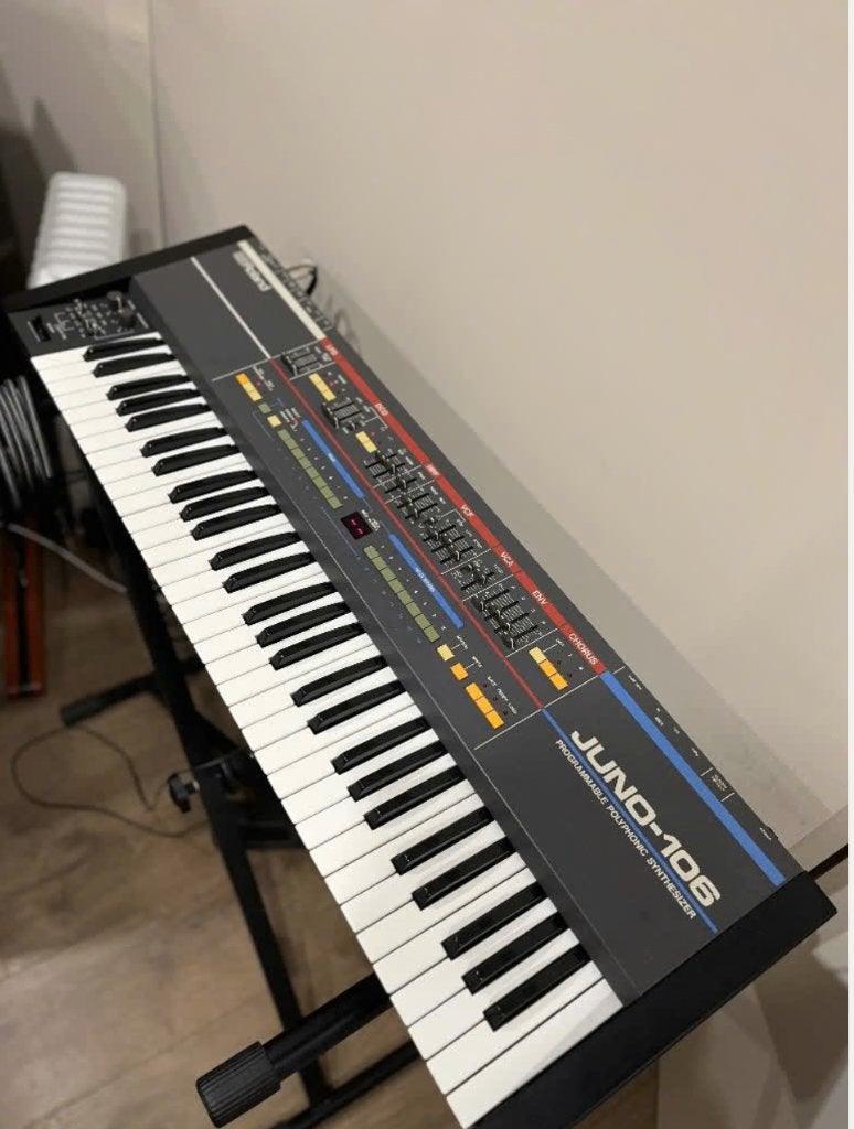 Roland Juno-106 | Parfait état | Entièrement révisé, Enlèvement ou Envoi, Comme neuf, Roland, Avec valise ou flightcase