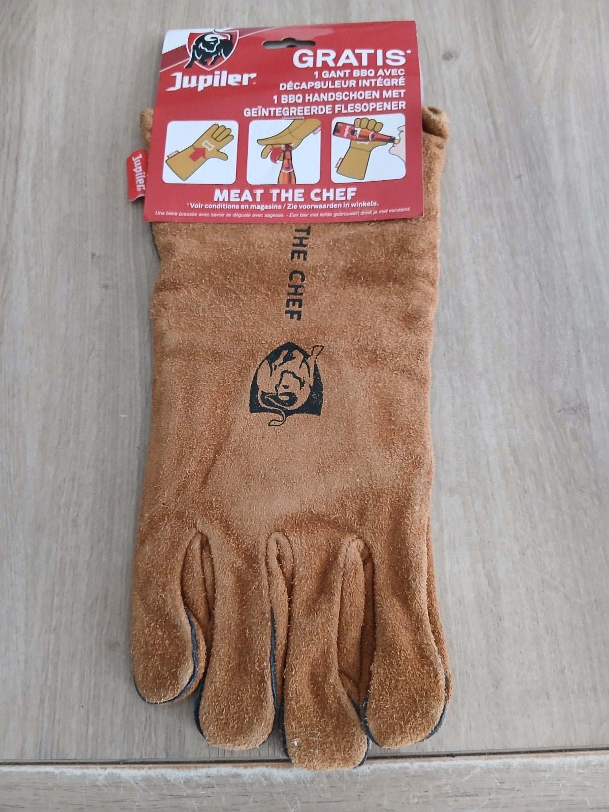 Jupiler handschoen met flesopener + snijplank 6 €, Ophalen