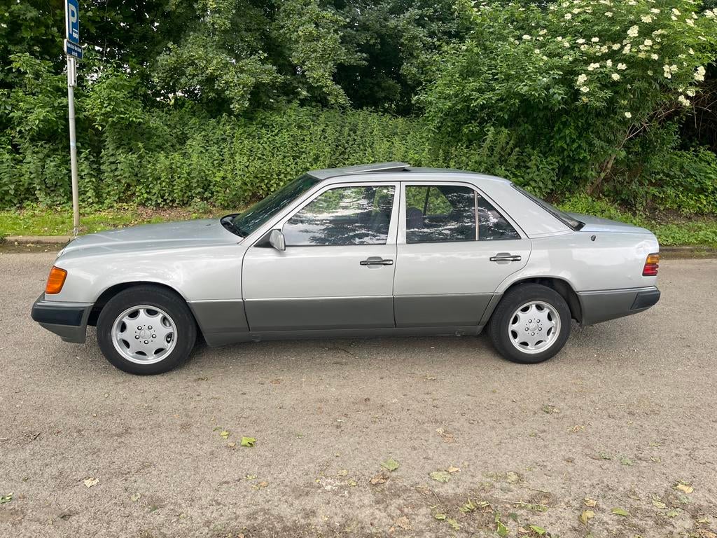 Mercedes 250d oldtimer-automaat van bouwjaar 1990, foto 3