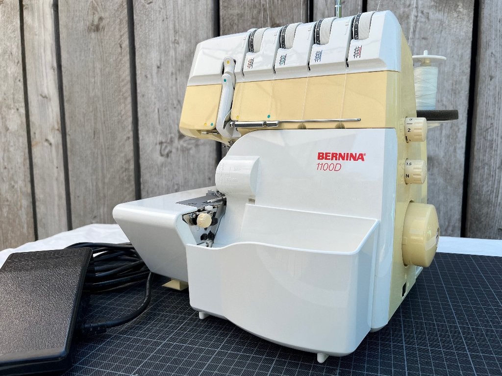 Bernina 1100D – Surjeteuse 2/3/4 fils, Hobby & Loisirs créatifs, Enlèvement, Comme neuf, Surjeteuse, Bernina