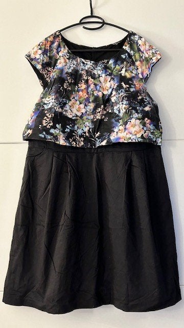 MS Mode zwarte jurk met bloemenprint, Enlèvement ou Envoi, Comme neuf, Robe, MS Mode