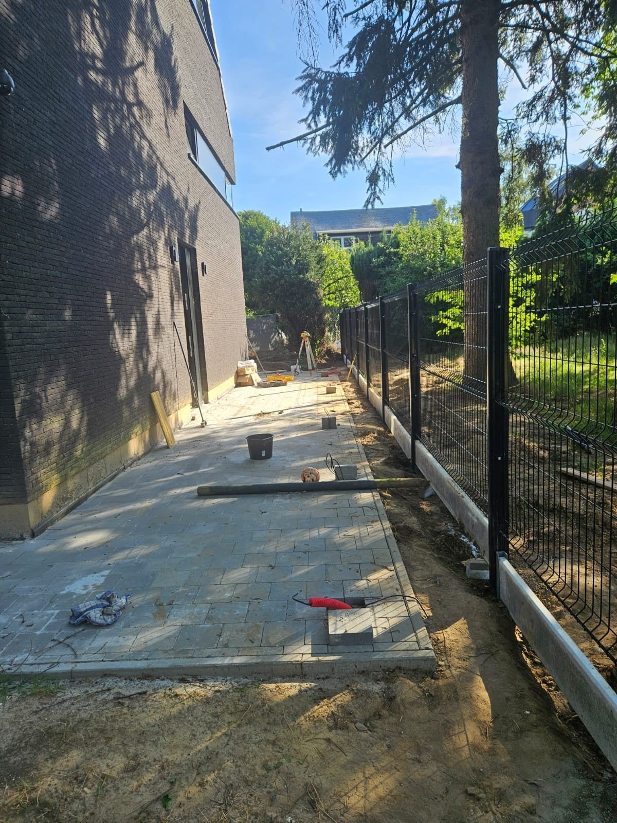 Hekken, betonnen taluds, dekvloeren en bestrating, Bestrating