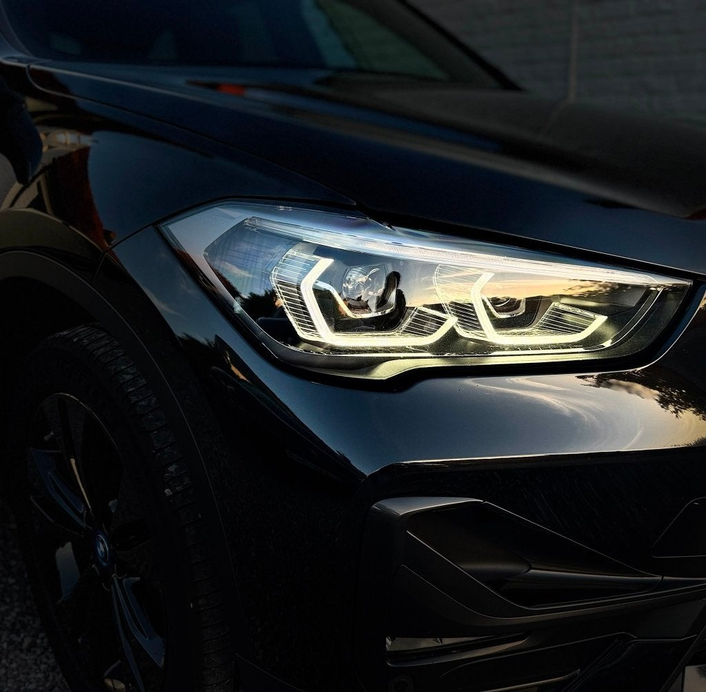 BMW X1 PHEV * PANO * FULL HISTORIEK * FULL BLACK * HDUP *, Zwart, Bedrijf, 5 zetels, Hybride Elektrisch/Benzine