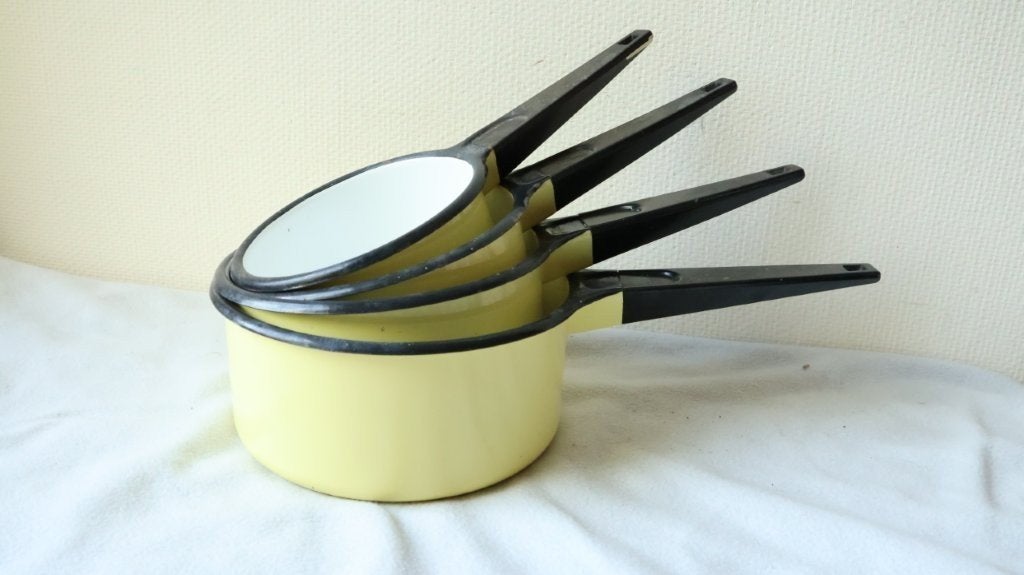 Retro gele emaille steelpannen, Stapelbaar, Ophalen of Verzenden, Gebruikt, Emaille