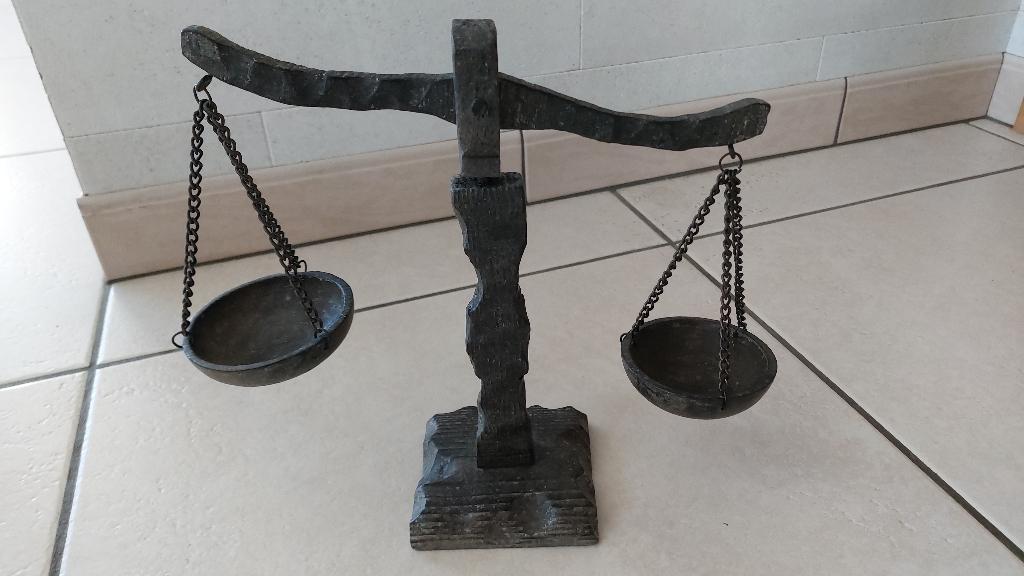 zwarte houten weegschaal, Ophalen