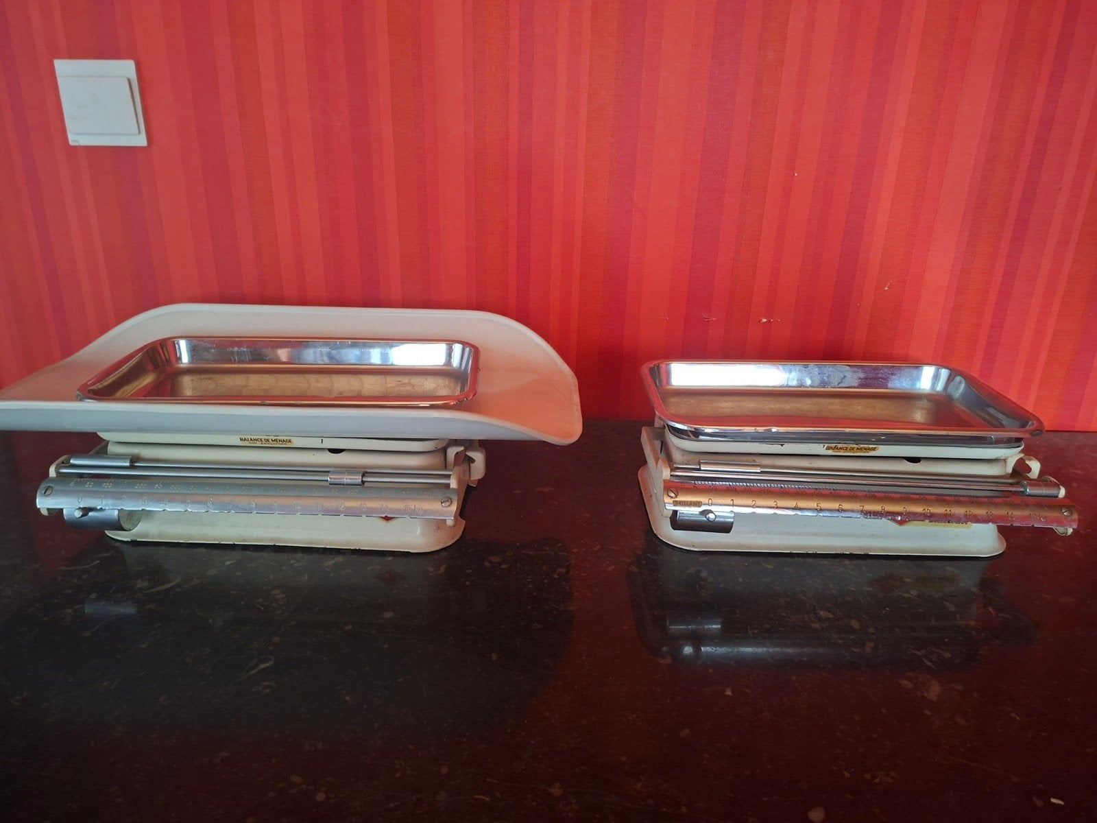 Set van 2 Vintage Keukenweegschalen met Schuifgewicht, Antiek en Kunst, Ophalen