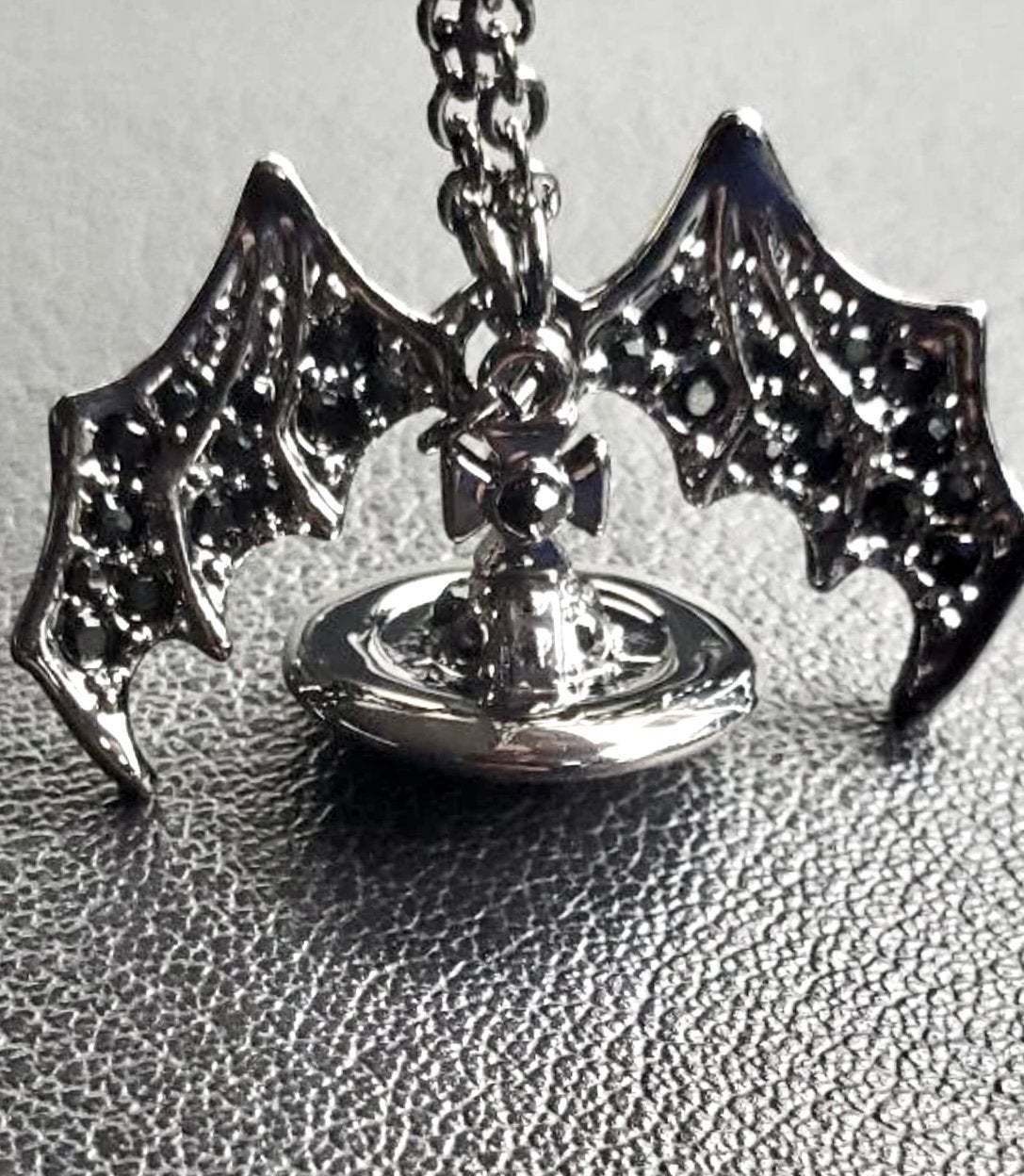 Vivienne Westwood Bat Wing Orb Ketting, Envoi, Comme neuf