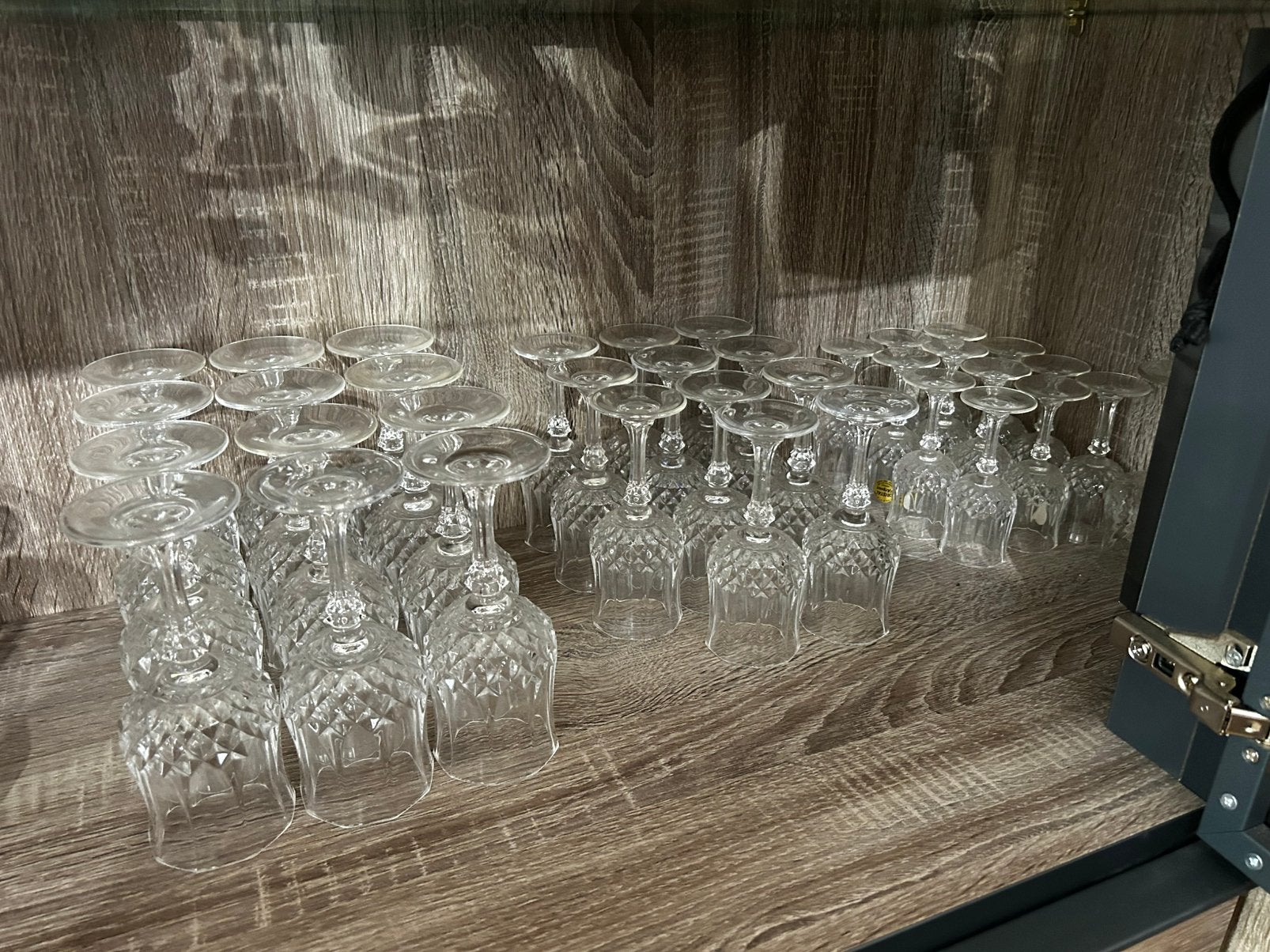 Service verres sur pied en crystal Longchamp, Enlèvement