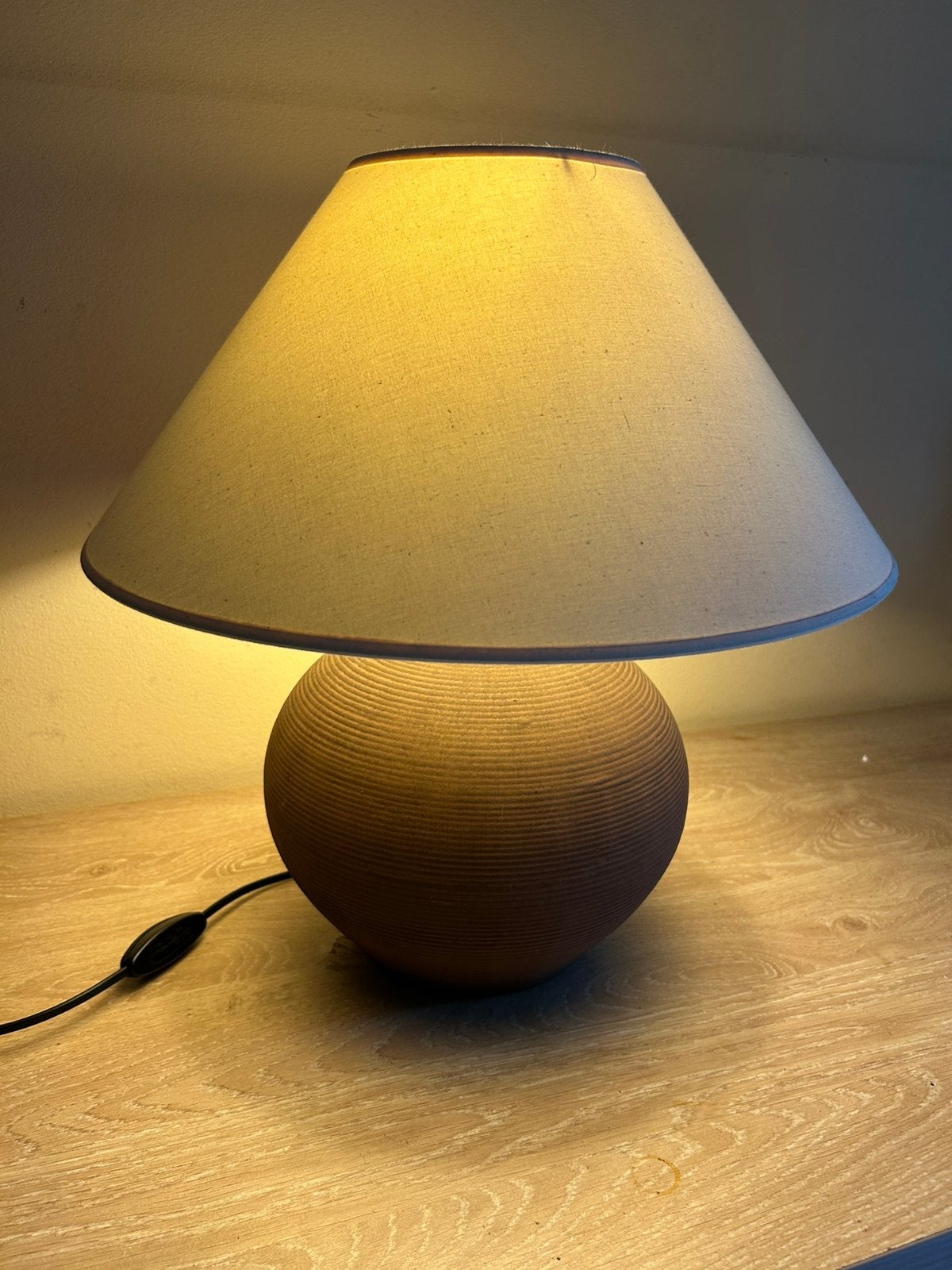 Lampe à poser boule en céramique / terre cuite striée, Maison & Meubles, Lampes | Lampes de table, Comme neuf, Céramique, Enlèvement