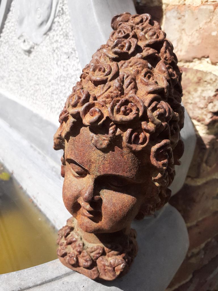 PRACHTIGE GIETIJZEREN BUSTE VAN EEN FEE, Tuin en Terras, Tuinbeelden, Ophalen of Verzenden, Zo goed als nieuw, Overige materialen