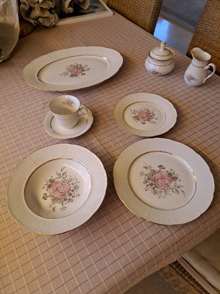 Servies met bloemmotief, Huis en Inrichting, Keuken | Servies, Ophalen, Bord(en)