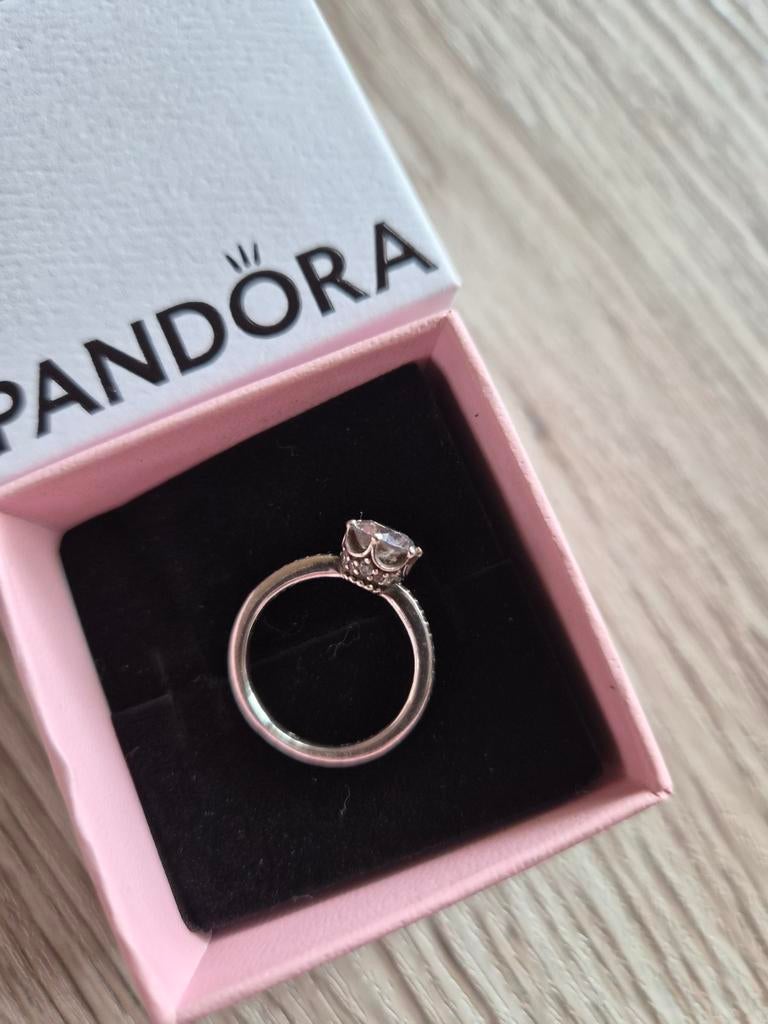 Bague pandora, Enlèvement, Pandora
