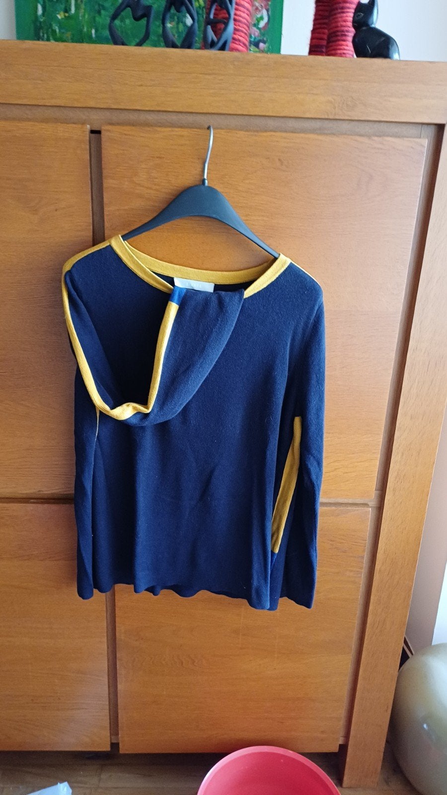 Donkerblauwe lichte trui met aan hals afbiezing in geel, Ophalen of Verzenden, Maat 46/48 (XL) of groter
